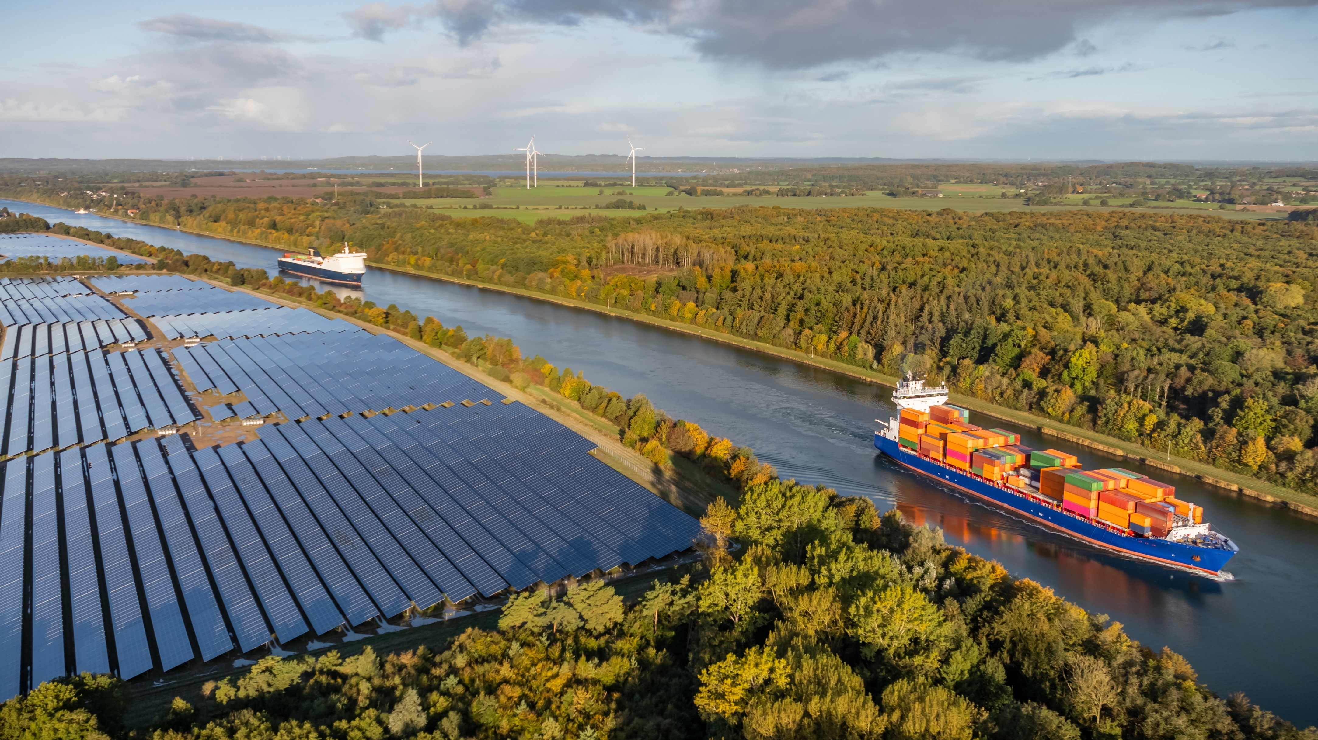 Photovoltaik- und Windkraftanlagen säumen die Ufer des Kieler Kanals